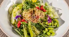Зеленый салат с ягодами годжи и горной гречкой от шеф-повара ресторана «Шикотан»