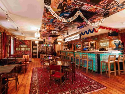 «Евгенич»: настойки, чебуреки и танцы на Пятницкой